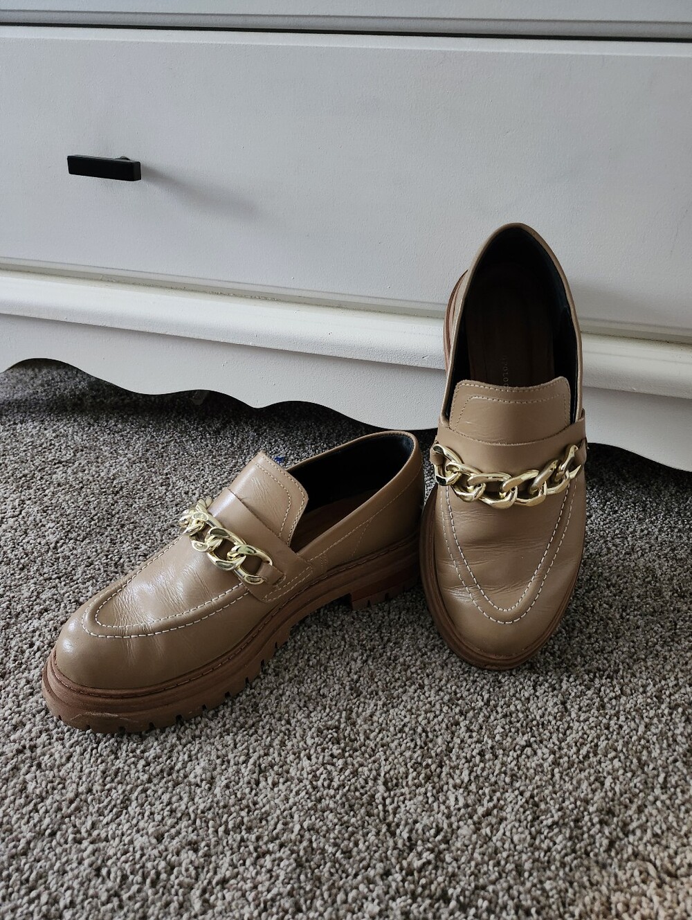 Anthropoligie Tan Chain-Trim Sz 6 Loafers